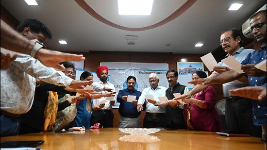 Guests at HT Spotlight pledge to “vote in every election fearlessly and without being influenced by considerations of religion, race, caste, community, language or any inducement”, in Lucknow on Wednesday (Deepak Gupta/HT)