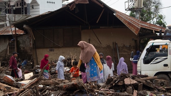 He said that 58 bodies had been pulled from mud and rivers by Wednesday,&nbsp;mostly&nbsp;in the worst-hit Agam and Tanah Datar districts, while rescuers are searching for 35 people who are reportedly missing. About 33 villagers were injured.(AP)