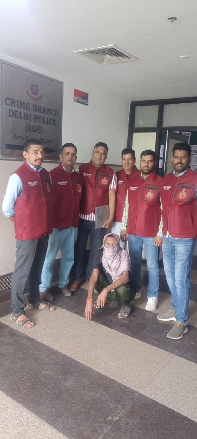 The Delhi Police Crime Branch team which nabbed the fugitive murderer. (HT Photo) The Delhi Police Crime Branch team which nabbed the fugitive murderer. (HT Photo)