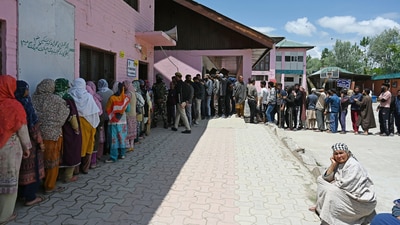Kashmir, India - May. 13, 2024: Voters queue up to cast their votes at a polling station during the fourth phase of voting in Lok Sabha elections in the outskirts of srinagar,on 13 May 2024.(Photo By Waseem Andrabi /Hindustan Times)--