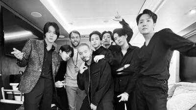 BTS with J Balvin & Scooter Braun at the 64th Grammys Awards (X) BTS with J Balvin & Scooter Braun at the 64th Grammys Awards (X)