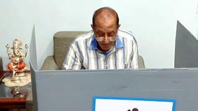 BJP leader Vijay Kumar Malhotra casts his vote from home for the Lok Sabha election 2024, in New Delhi on Thursday. (ANI) BJP leader Vijay Kumar Malhotra casts his vote from home for the Lok Sabha election 2024, in New Delhi on Thursday. (ANI)