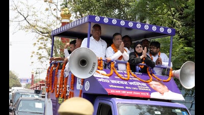 BSP candidate Sarwar Malik holding a roadshow in Lucknow on Thursday. (HT Photo)