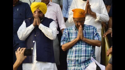 Delhi chief minister Arvind Kejriwal and Punjab chief minister Bhagwant Mann pay obeisance at the Golden Temple before holding a roadshow in Amritsar on Thursday. (Sameer Sehgal/HT) Delhi chief minister Arvind Kejriwal and Punjab chief minister Bhagwant Mann pay obeisance at the Golden Temple before holding a roadshow in Amritsar on Thursday. (Sameer Sehgal/HT)