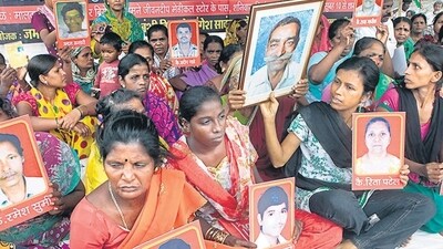 Family members of the hooch tragedy at a protest near Malvani Firebrigade in Mumbai on July 4, 2015. (Hindustan Times) Family members of the hooch tragedy at a protest near Malvani Firebrigade in Mumbai on July 4, 2015. (Hindustan Times)