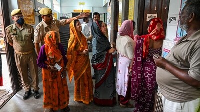 Voters queue at a polling station during the fourth phase (May 13) of voting for national elections in Kanpur, Uttar Pradesh. (Bloomberg) Voters queue at a polling station during the fourth phase (May 13) of voting for national elections in Kanpur, Uttar Pradesh. (Bloomberg)