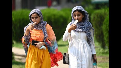 Students turning to ice-creams and dupattas to beat the heat on the Panjab University campus in Chandigarh. (Keshav Singh/HT)
