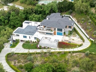 Nick Jonas and Priyanka Chopra's California mansion's roof appeared to have been renovated, per The Sun US. (Pics courtesy: The Sun US/BackGrid) Nick Jonas and Priyanka Chopra's California mansion's roof appeared to have been renovated, per The Sun US. (Pics courtesy: The Sun US/BackGrid)