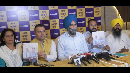 Chandigarh AAP co-incharge SS Ahluwalia and mayor Kuldeep Kumar Dhalor during the press conference at Sector 35 in Chandigarh on Thursday. (HT Photo)