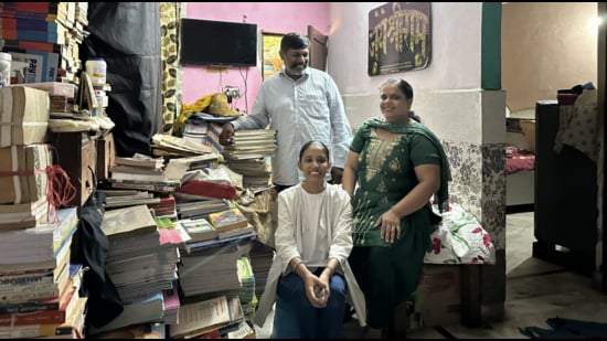 Manish Kapoor with Rashmi, and daughter Nandini, a school student. (HT Photo)