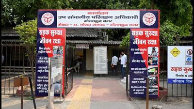 Around 300 to 350 people regularly approach the Noida regional transport office for licences and other related work. (Sunil Ghosh/HT Photo) Around 300 to 350 people regularly approach the Noida regional transport office for licences and other related work. (Sunil Ghosh/HT Photo)