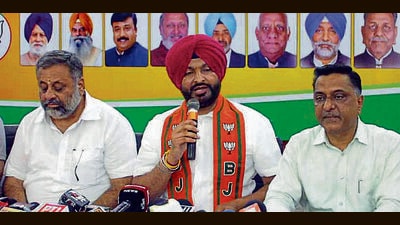BJP Lok Sabha candidate Ravneet Bittu with other party leaders addressing mediapersons in Ludhiana on Friday. (Gurpreet Singh/HT) BJP Lok Sabha candidate Ravneet Bittu with other party leaders addressing mediapersons in Ludhiana on Friday. (Gurpreet Singh/HT)