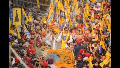 Chief minister Bhagwant Mann during a roadshow in Tanda in favour of AAP candidate Raj Kumar Chabbewal. (HT photo)