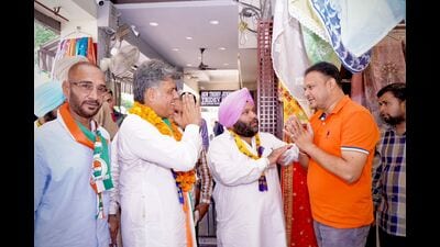 Congress’ nominee Manish Tewari interacting with voters in Chandigarh on Friday. (HT Photo) Congress’ nominee Manish Tewari interacting with voters in Chandigarh on Friday. (HT Photo)