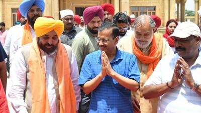 Delhi chief minister Arvind Kejriwal with Punjab chief minister Bhagwant Mann at the Bhagwan Sri Valmiki Teerath Sthal in Amritsar on Friday. (HT photo) Delhi chief minister Arvind Kejriwal with Punjab chief minister Bhagwant Mann at the Bhagwan Sri Valmiki Teerath Sthal in Amritsar on Friday. (HT photo)