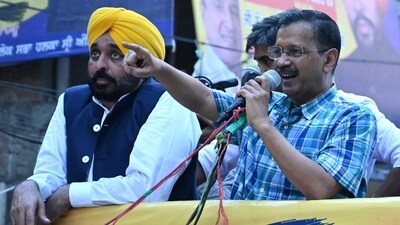 Aam Aadmi Party (AAP) leader Arvind Kejriwal (R) and Punjab's chief minister Bhagwant Mann (L) . (AFP file photo)