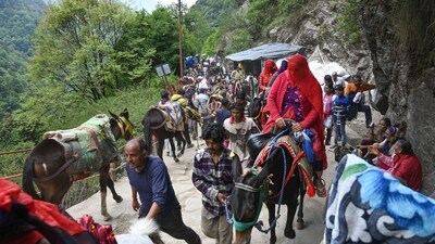 Today, District Supply Officer Manoj Kumar Dobhal and Sector Officer Narendra Kumar, along with their team, distributed food packets and water bottles to 2,500 devotees stuck in the jams. (PTI) Today, District Supply Officer Manoj Kumar Dobhal and Sector Officer Narendra Kumar, along with their team, distributed food packets and water bottles to 2,500 devotees stuck in the jams. (PTI)