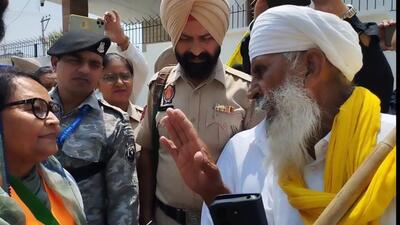 Police try to clear way but activists of Sanyukt Kisan Morcha force Anita Som Prakash to come out of car and answer their questions before letting her proceed for campaigning after half an hour.