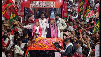 SP president Akhilesh Yadav holding a roadshow in Lucknow on May 17. (HT photo) SP president Akhilesh Yadav holding a roadshow in Lucknow on May 17. (HT photo)