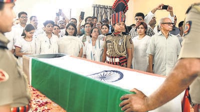 The family paid tribute to the former army officer as emotions ran high as a gun salute was given by the city police team on the sombre occasion. (Mahendra Kolhe/HT photo) The family paid tribute to the former army officer as emotions ran high as a gun salute was given by the city police team on the sombre occasion. (Mahendra Kolhe/HT photo)