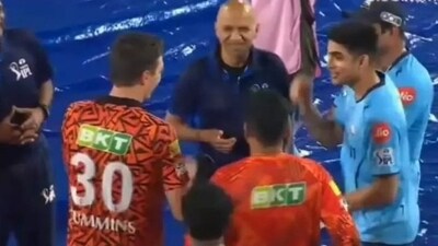 Pat Cummins (L) and Shubman Gill play rock-paper-scissor to decide result (IPL) Pat Cummins (L) and Shubman Gill play rock-paper-scissor to decide result (IPL)