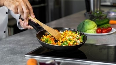 Non-stick pans coated with Teflon are a risk if they are heated to temperatures greater than 170°C, mentions the guidelines (Freepik) Non-stick pans coated with Teflon are a risk if they are heated to temperatures greater than 170°C, mentions the guidelines (Freepik)