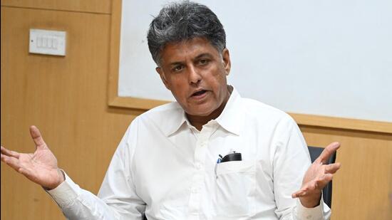 Chandigarh Congress candidate Manish Tewari interacting with journalists at the Hindustan Times office in Mohali on Wednesday. Tewari said had it not been for the Supreme Court’s intervention in the mayoral poll case, democracy would have been dead in Chandigarh. (Sanjeev Sharma/HT)