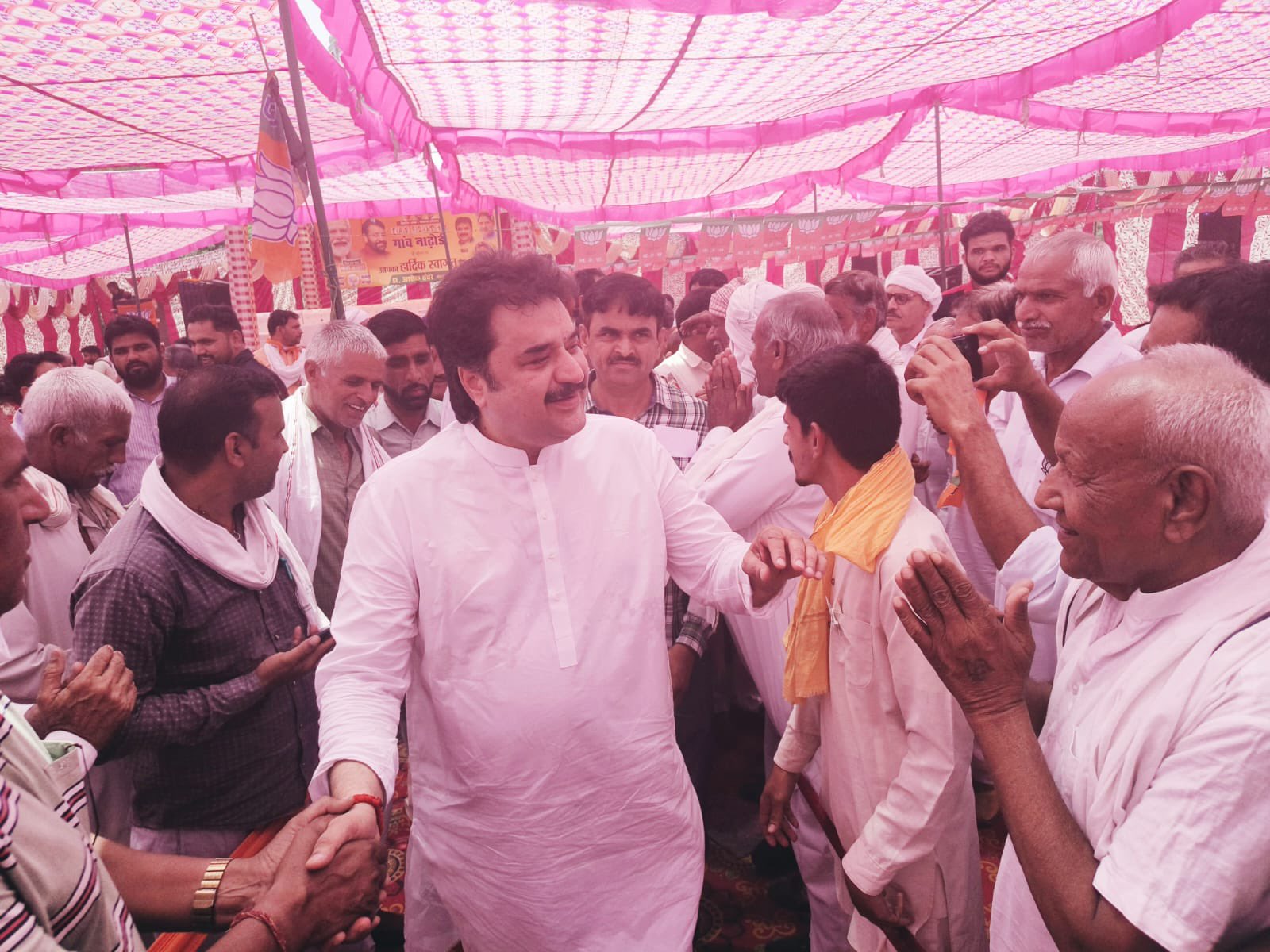 Addressing the gathering at Bishnoi-dominated Nadhauri village in Fatehabad, BJP leader Kuldeep Bishnoi said that he is not unhappy with the party leadership after the ticket was denied to him from the Hisar parliamentary seat. (HT Photo) Addressing the gathering at Bishnoi-dominated Nadhauri village in Fatehabad, BJP leader Kuldeep Bishnoi said that he is not unhappy with the party leadership after the ticket was denied to him from the Hisar parliamentary seat. (HT Photo)
