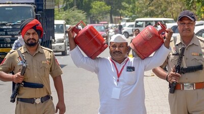 Independent candidate Sham Lal Gandhi carries LPG cylinders, his election symbol in Amritsar, Punjab. (PTI) Independent candidate Sham Lal Gandhi carries LPG cylinders, his election symbol in Amritsar, Punjab. (PTI)