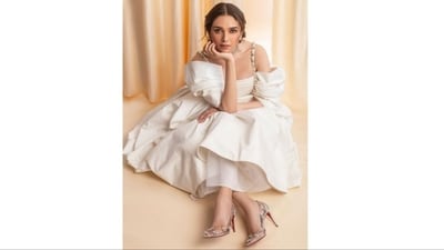 Her glam make-up look included nude eye shadow, winged eyeliner, mascara-coated lashes, darkened brows, contoured cheekbones, rosy cheeks, luminous highlighter and a shade of nude lipstick. (Instagram/@aditiraohydari) Her glam make-up look included nude eye shadow, winged eyeliner, mascara-coated lashes, darkened brows, contoured cheekbones, rosy cheeks, luminous highlighter and a shade of nude lipstick. (Instagram/@aditiraohydari)