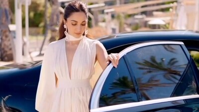 In the video, Kiara Advani was seen in an ivory crepe back satin dress featuring a thigh-high slit. The outfit was from the shelves of designer Prabal Gurung. She elevated her simple yet classy ensemble with large matching earrings and heels. In the video, Kiara Advani was seen in an ivory crepe back satin dress featuring a thigh-high slit. The outfit was from the shelves of designer Prabal Gurung. She elevated her simple yet classy ensemble with large matching earrings and heels.