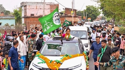 Jharkhand Mukti Morcha (JMM) leader Kalpana Soren during a roadshow in Giridih district, Jharkhand. (PTI) Jharkhand Mukti Morcha (JMM) leader Kalpana Soren during a roadshow in Giridih district, Jharkhand. (PTI)