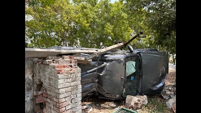 As the victims’ Ford Endeavour hit the SUV (in picture), it veered off the road and crashed into a tree, reducing to a mangled heap of metal, claiming four young lives. (HT Photo)