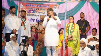 Congress candidate Manish Tewari addressing a gathering as part of poll campaigning in Maloya on Saturday. (HT photo)