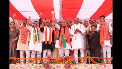 Defence Minister and BJP candidate from Lucknow Lok Sabha seat Rajnath Singh held a public meeting near Madiyaon in Lucknow, on Saturday. (Deepak Gupta/HT photos) Defence Minister and BJP candidate from Lucknow Lok Sabha seat Rajnath Singh held a public meeting near Madiyaon in Lucknow, on Saturday. (Deepak Gupta/HT photos)