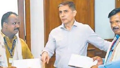 BMC commissioner Bhushan Gagrani feted Kumbhar (left) and his supervisor Balaram Jadhav. HT Photo BMC commissioner Bhushan Gagrani feted Kumbhar (left) and his supervisor Balaram Jadhav. HT Photo