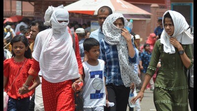 Heat wave in Agra makes it tough for visitors on Saturday. (HT photo) Heat wave in Agra makes it tough for visitors on Saturday. (HT photo)
