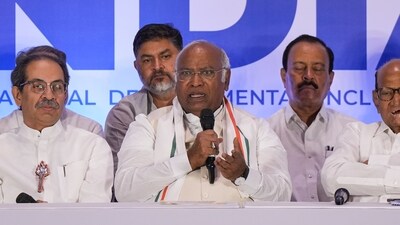 Congress president Mallikarjun Kharge with NCP (Sharad) Chief Sharad Pawar and Shiv Sena (UBT) Chief Uddhav Thackeray during an INDIA alliance press conference, in Mumbai, Saturday, May 18, 2024. (PTI) Congress president Mallikarjun Kharge with NCP (Sharad) Chief Sharad Pawar and Shiv Sena (UBT) Chief Uddhav Thackeray during an INDIA alliance press conference, in Mumbai, Saturday, May 18, 2024. (PTI)