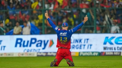 It all seemed to go RCB's way after that, symbolised by a screamer of a catch taken by Du Plessis to dismiss Mitchell Santner in the 15th over of the innings. (PTI) It all seemed to go RCB's way after that, symbolised by a screamer of a catch taken by Du Plessis to dismiss Mitchell Santner in the 15th over of the innings. (PTI)