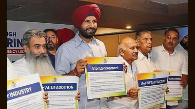 Punjab Congress chief Amarinder Singh Raja Warring with other party leaders addressing mediapersons in Ludhiana on Saturday. (Gurpreet Singh/HT) Punjab Congress chief Amarinder Singh Raja Warring with other party leaders addressing mediapersons in Ludhiana on Saturday. (Gurpreet Singh/HT)