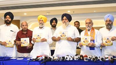 Shiromani Akali Dal chief Sukhbir Singh Badal and party leaders releasing the manifesto in Jalandhar on Saturday for the June 1 parliamentary election in Punjab. (HT Photo) Shiromani Akali Dal chief Sukhbir Singh Badal and party leaders releasing the manifesto in Jalandhar on Saturday for the June 1 parliamentary election in Punjab. (HT Photo)