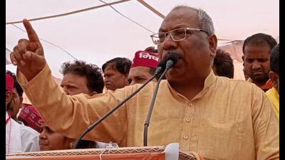 Uttar Pradesh minister and Nishad party chief Sanjay Nishad at a public meeting in Kaushambi on May 18. (HT photo)