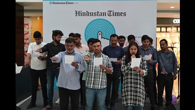 Visitors taking an oath to cast their vote for democracy during the HT Spotlight Election awareness program at Emerald Mall Kanpur Road in Lucknow on Saturday (HT)
