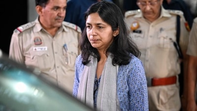 AAP MP Swati Maliwal and Delhi Police officials at CM's residence on Friday/ AAP MP Swati Maliwal and Delhi Police officials at CM's residence on Friday/