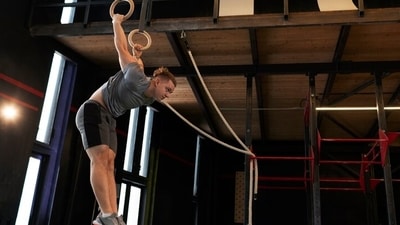 Regular strength training with weights is necessary to maintain muscle mass and improve metabolism. Not using muscles causes muscle atrophy. (Freepik) Regular strength training with weights is necessary to maintain muscle mass and improve metabolism. Not using muscles causes muscle atrophy. (Freepik)