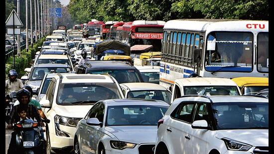 The Punjab and Haryana high court was hearing a public interest litigation (PIL) in which it is monitoring steps being taken by the authorities to deal with congestion. (HT file)