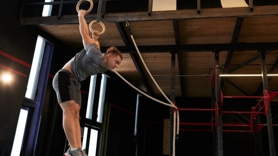 Regular strength training with weights is necessary to maintain muscle mass and improve metabolism. Not using muscles causes muscle atrophy.&nbsp;(Freepik)