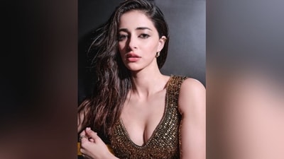 Assisted by makeup artist Riddhima Sharma, Ananya got decked up in shimmery eye shadow, winged eyeliner, kohl eyes, mascaraed lashes, darkened eyebrows, rosy cheeks, luminous highlighter and a shade of pink lipstick. (Instagram/@ananyapanday) Assisted by makeup artist Riddhima Sharma, Ananya got decked up in shimmery eye shadow, winged eyeliner, kohl eyes, mascaraed lashes, darkened eyebrows, rosy cheeks, luminous highlighter and a shade of pink lipstick. (Instagram/@ananyapanday)