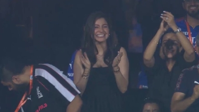 Anushka Sharma turned cheerleader for Virat Kohli and RCB on Saturday. She was seen smiling and clapping in many photos. 