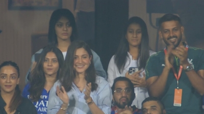 Anushka Sharma clapped and smiled during RCB's match against GT at the Chinnaswamy Stadium in Bengaluru. 